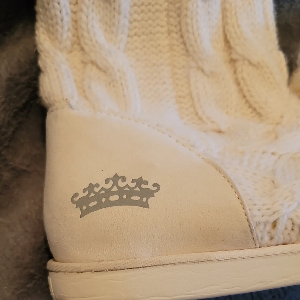 Cozy Juicy Couture off white/cream Knit Button Boots - Picture 2 of 6